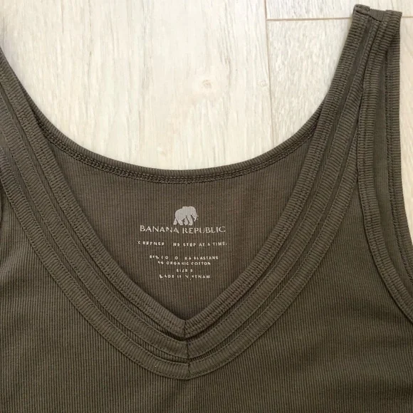 Banana Republic Rib V-Neck Soft Tank Top Cami - Picture 5 of 16